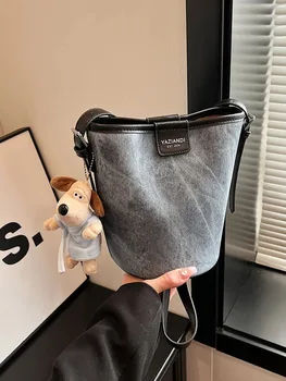 Модерна и развлекателна чанта за жените 2023 Нова есен/зима луксозно усещане наклонена чанта с кръстосана кофа, уникален дизайн единична