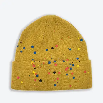 Мека многоцветна маншетна акрилна зимна плетена шапка с цветни петна