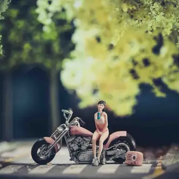 1:64 Мащаб мляко чай момиче фигура радио розов мотоциклет модел за Diecast сплав кола сцена съвпадение аксесоари