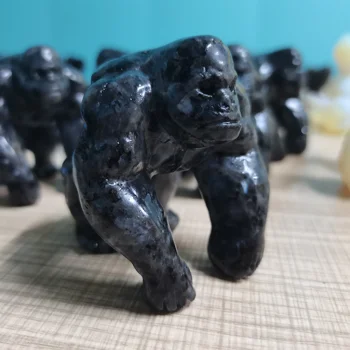 естествен черен обсидиан、Син амфибол кристален камък шимпанзе ръчно издълбани животински фигурки енергийни занаяти декорация на дома като подарък
